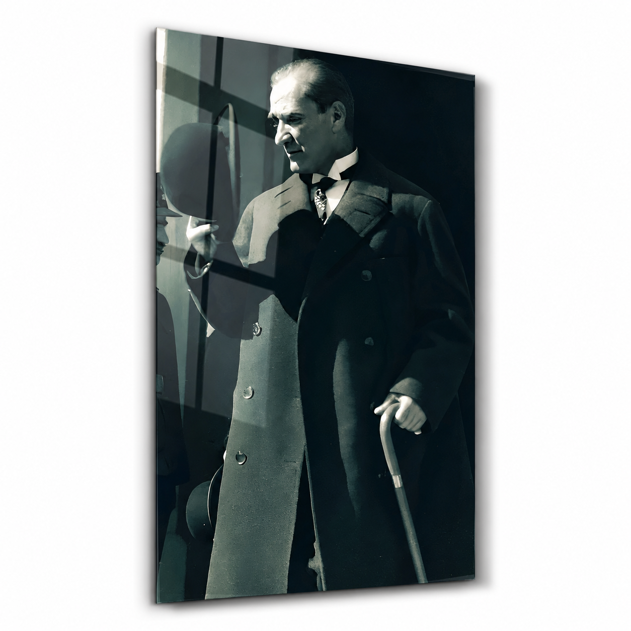 Atatürk Bastonlu Siyah Beyaz Portre Cam Tablo Baston tutan Mustafa Kemal Atatürk siyah beyaz tam boy dikey cam tablo