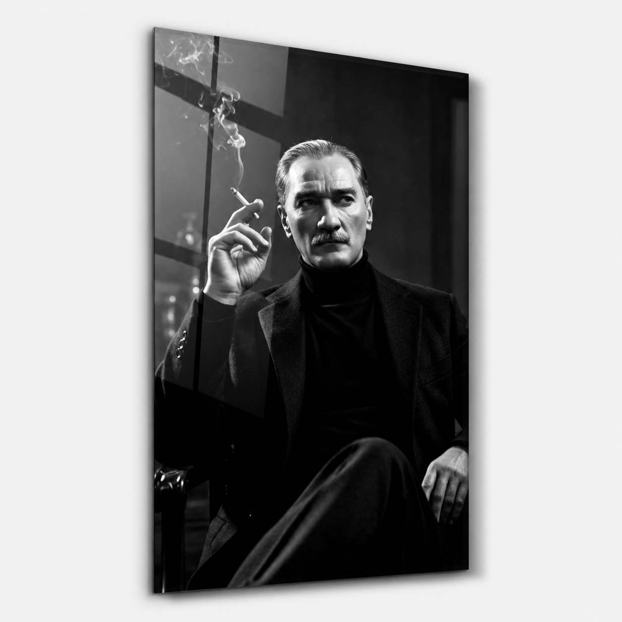 Atatürk Düşünceli Portre Cam Tablo Elinde sigarasıyla oturan Mustafa Kemal Atatürk siyah beyaz cam tablo