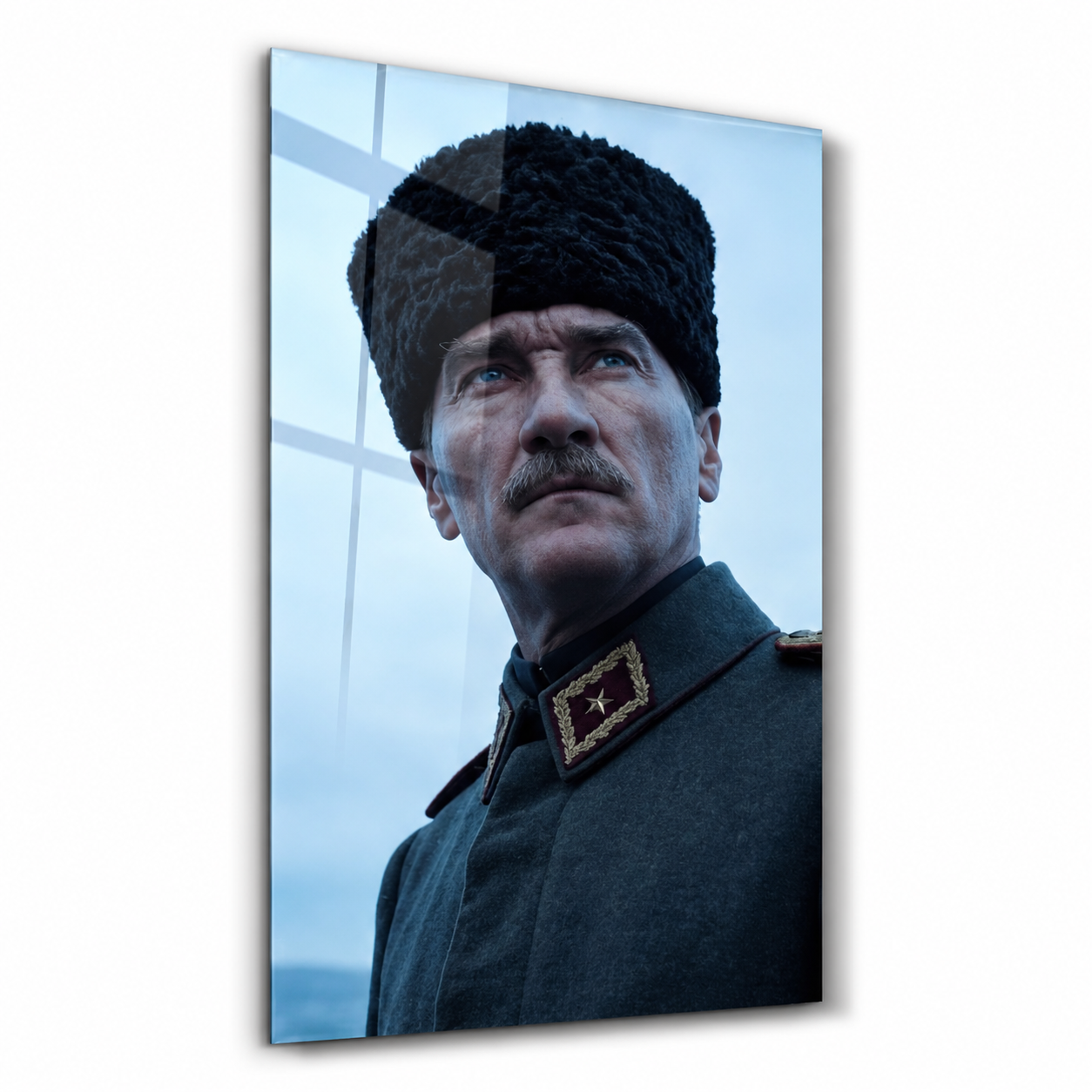 Atatürk Kalpaklı Askerî Portre Cam Tablo Kalpaklı askerî üniformalı Mustafa Kemal Atatürk renkli portre cam tablo