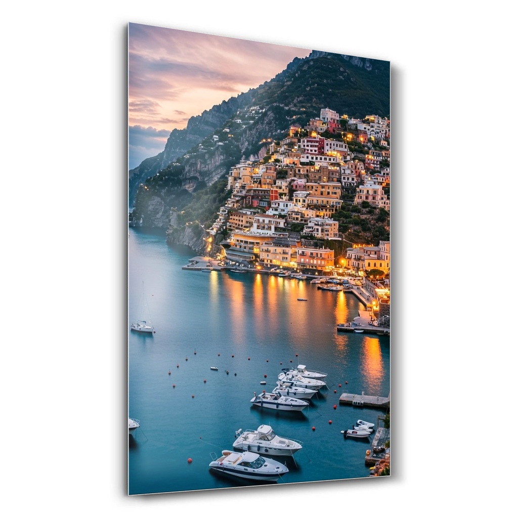 Işıklı Positano Sahili Cam Tablo – Ana Görsel Işıklı Positano Sahili manzara temalı dikey cam tablo ana ürün görseli